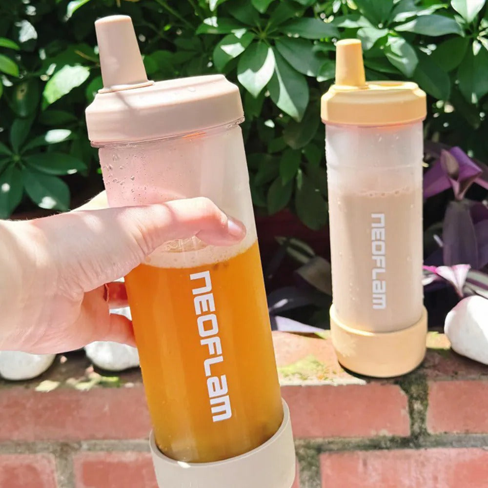 Neoflam 隨行吸管杯900ml (顏色隨機）